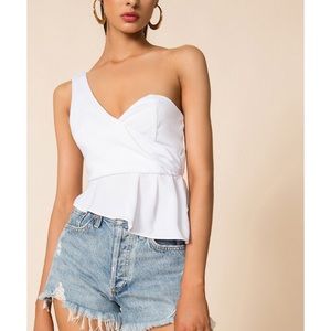 Superdown Karlie one shoulder top!